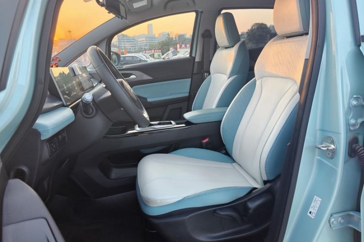 Used Geometry E Firefly 2024 301km Starlight Interior 3