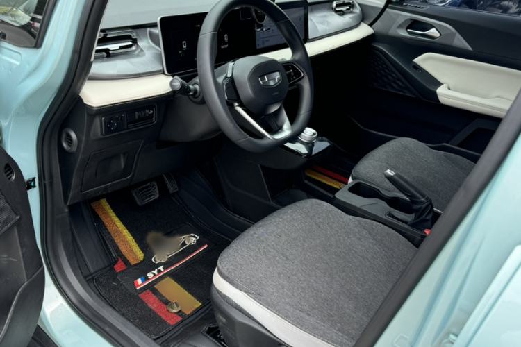 Used Geometry E Firefly 2024 301km Flowing Light Interior 3