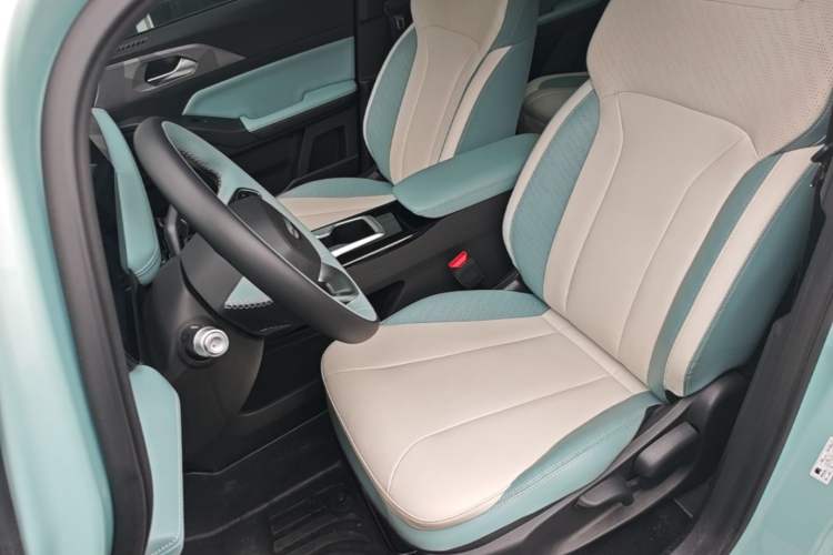 Used Geometry E Firefly 2024 401 km Fluorescent Interior 3