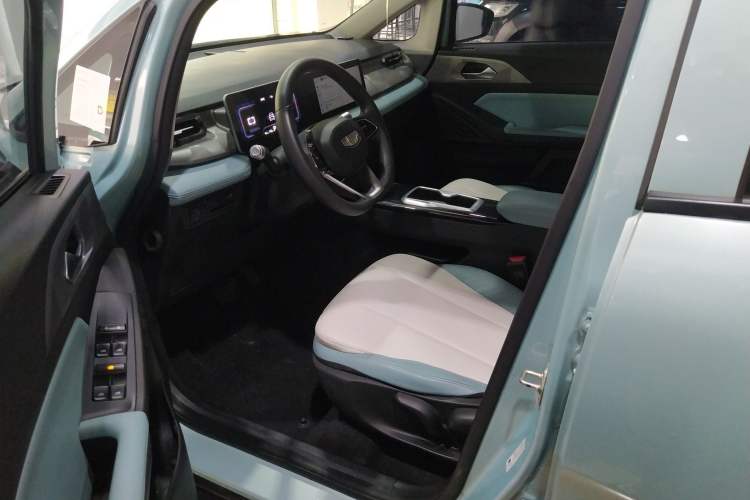 Used Geometry E Firefly 2024 301km Starlight Interior 4