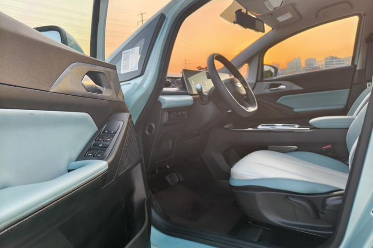Used Geometry E Firefly 2024 301km Starlight Interior 4