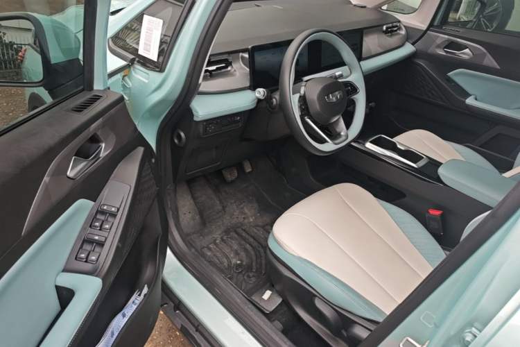 Used Geometry E Firefly 2024 401 km Fluorescent Interior 4