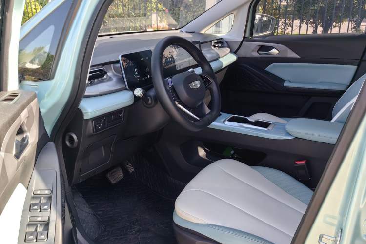 Used Geometry E Firefly 2024 301km Starlight Interior 4