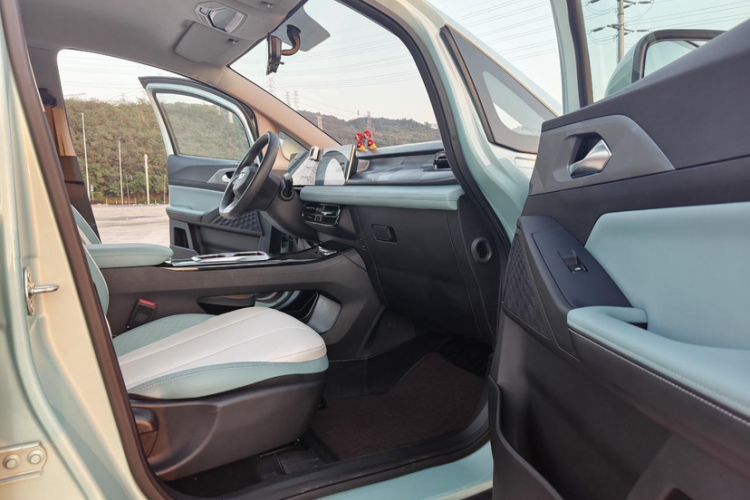 Used Geometry E Firefly 2024 301km Starlight Interior 5