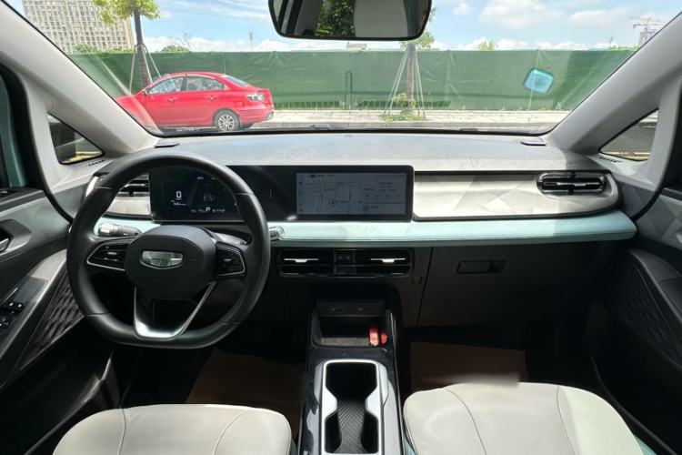 Used Geometry E Firefly 2024 301km Starlight Interior 6