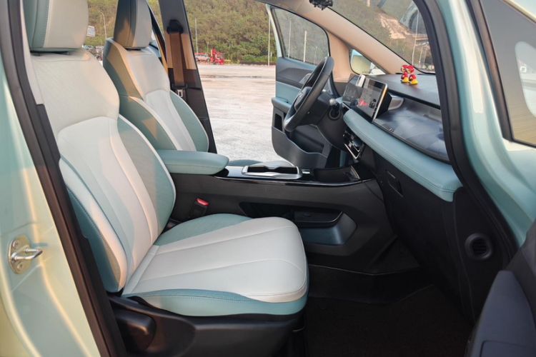 Used Geometry E Firefly 2024 301km Starlight Interior 9