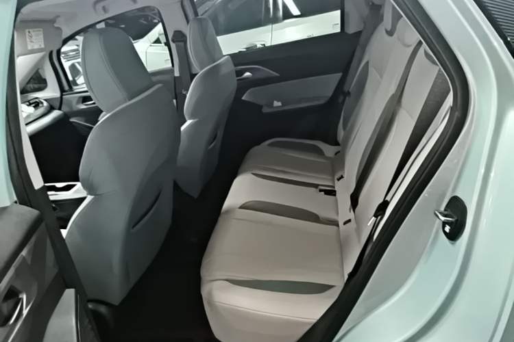 Used Geometry E Firefly 2024 401km Starlight Left Rear Seat