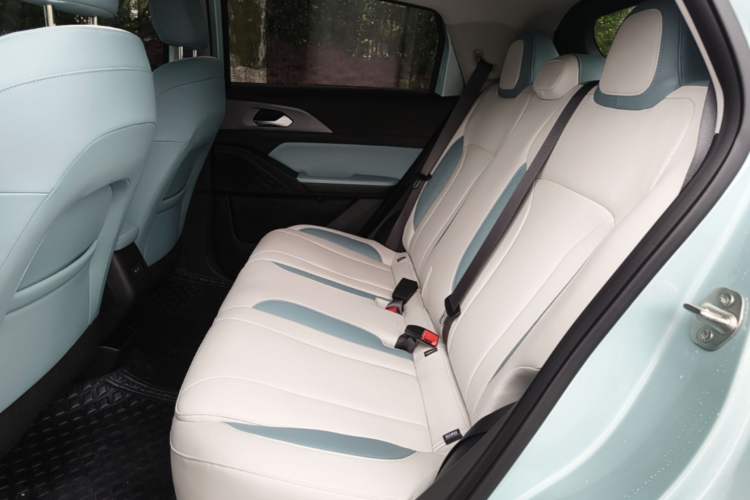 Used Geometry E Firefly 2024 301km Starlight Left Rear Seat
