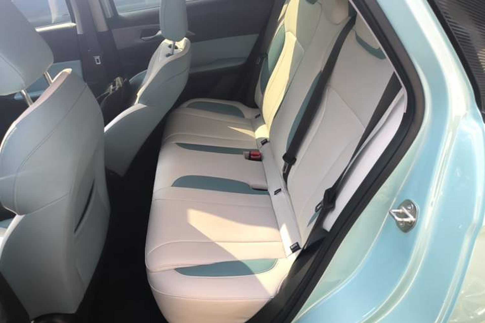 Used Geometry E Firefly 2024 401 km Fluorescent Left Rear Seat
