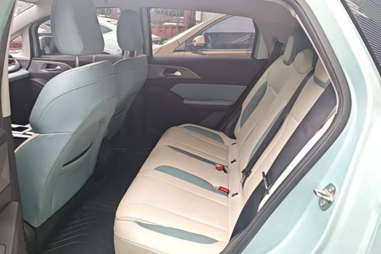 Used Geometry E Firefly 2024 401 km Fluorescent Left Rear Seat