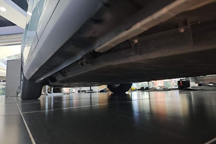 Used Geometry E Firefly 2024 401 km Fluorescent Left Side Sill