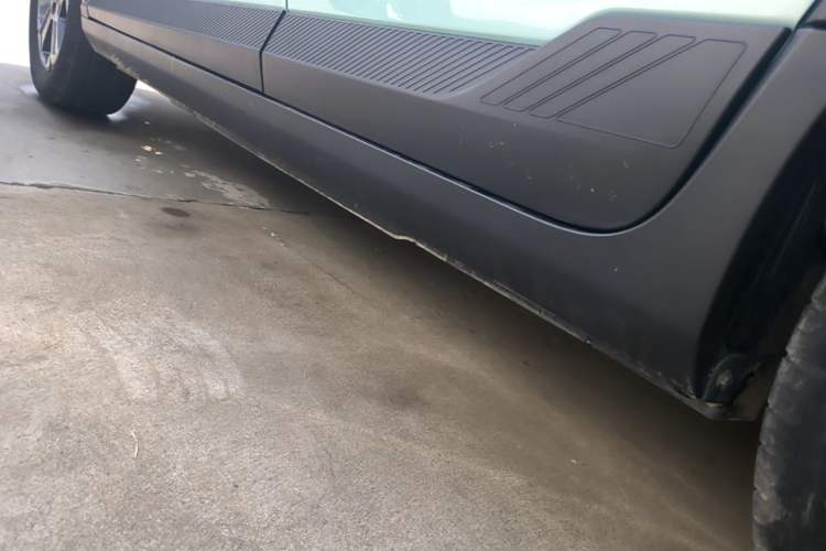 Used Geometry E Firefly 2024 401 km Fluorescent Left Side Sill