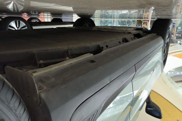 Used Geometry E Firefly 2024 401 km Fluorescent Left Side Sill