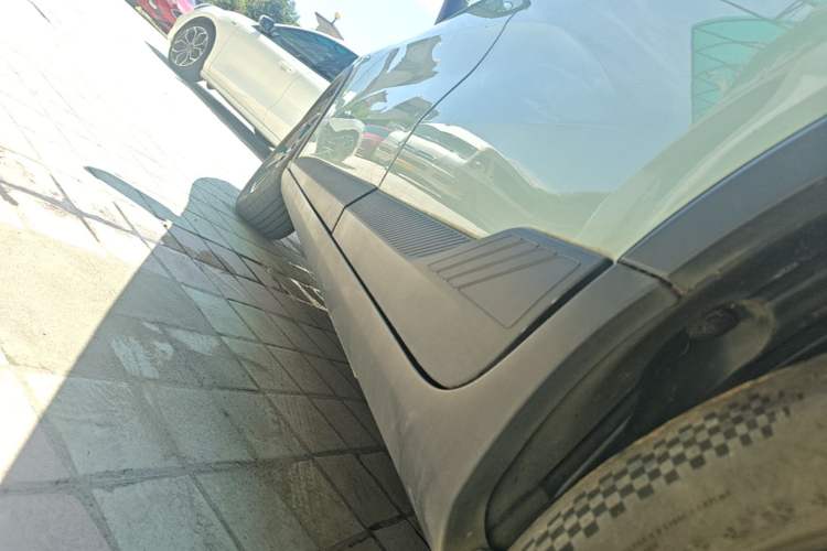 Used Geometry E Firefly 2024 401 km Fluorescent Left Side Sill