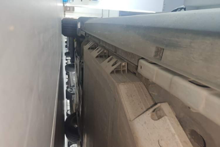 Used Geometry E Firefly 2024 301km Starlight Left Side Sill