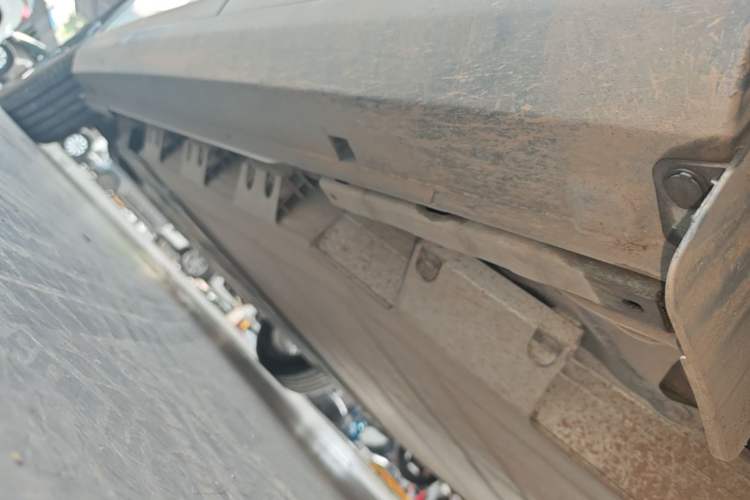 Used Geometry E Firefly 2024 401 km Fluorescent Left Side Sill