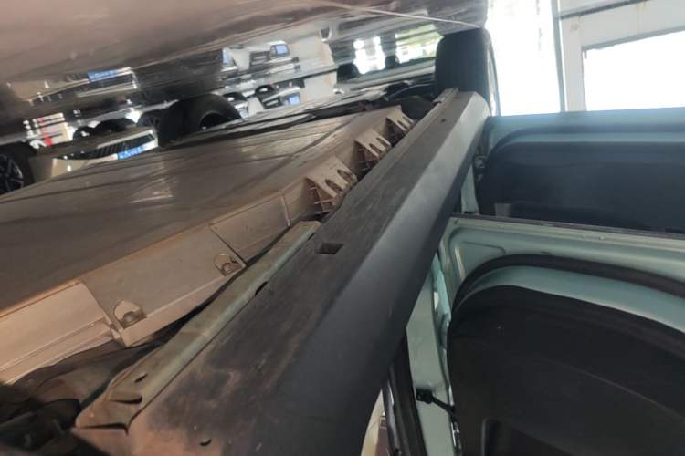 Used Geometry E Firefly 2024 301km Flowing Light Left Side Sill