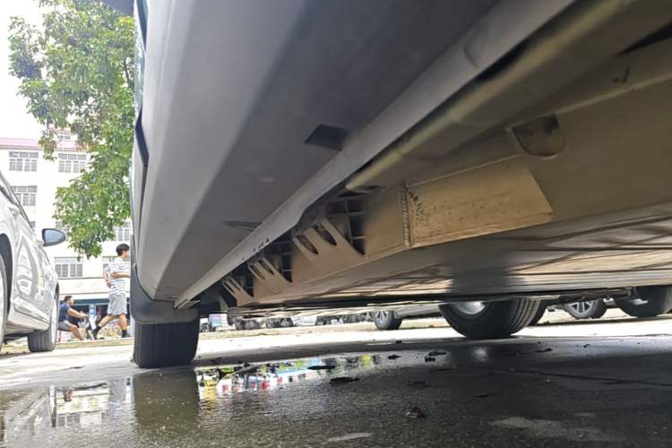 Used Geometry E Firefly 2024 401 km Fluorescent Left Side Sill