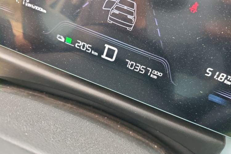 Used Geometry E Firefly 2024 401 km Fluorescent Odometer Close Up