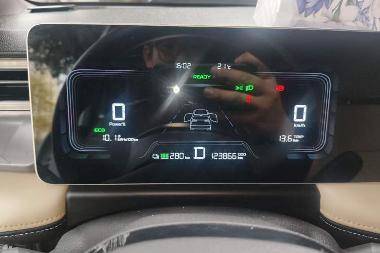 Used Geometry E Firefly 2024 301km Flowing Light Odometer Close Up