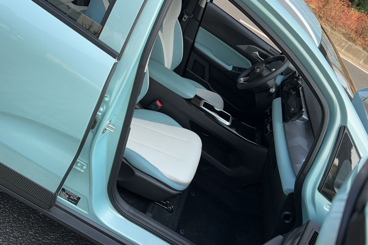 Used Geometry E Firefly 2024 301km Starlight Right Front Seat