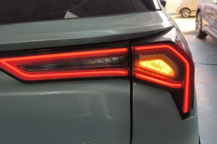 Used Geometry E Firefly 2024 401 km Fluorescent Right Rear Taillight