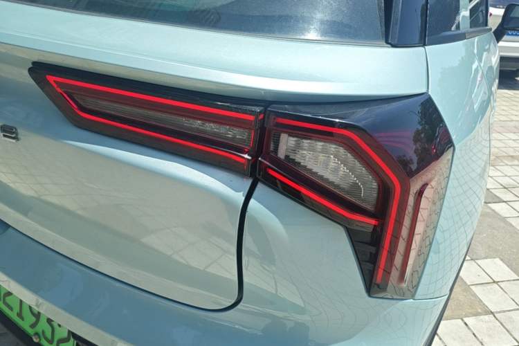Used Geometry E Firefly 2024 401 km Fluorescent Right Rear Taillight