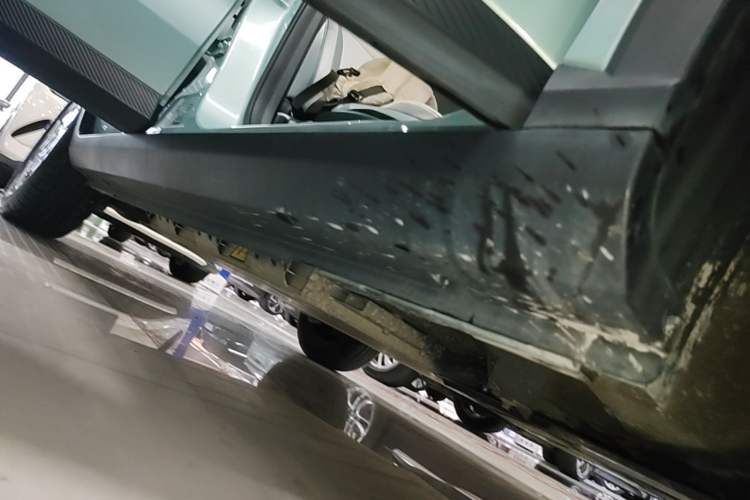 Used Geometry E Firefly 2024 301km Starlight Right Side Sill