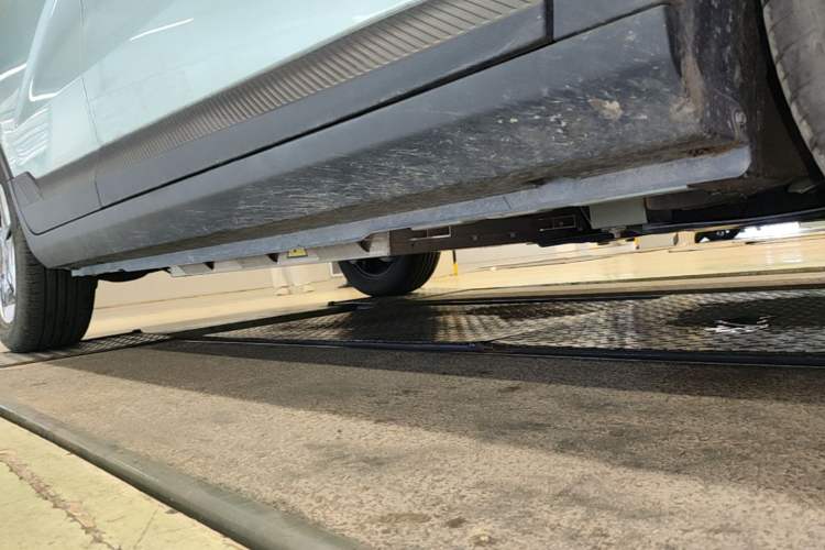 Used Geometry E Firefly 2024 301km Starlight Right Side Sill
