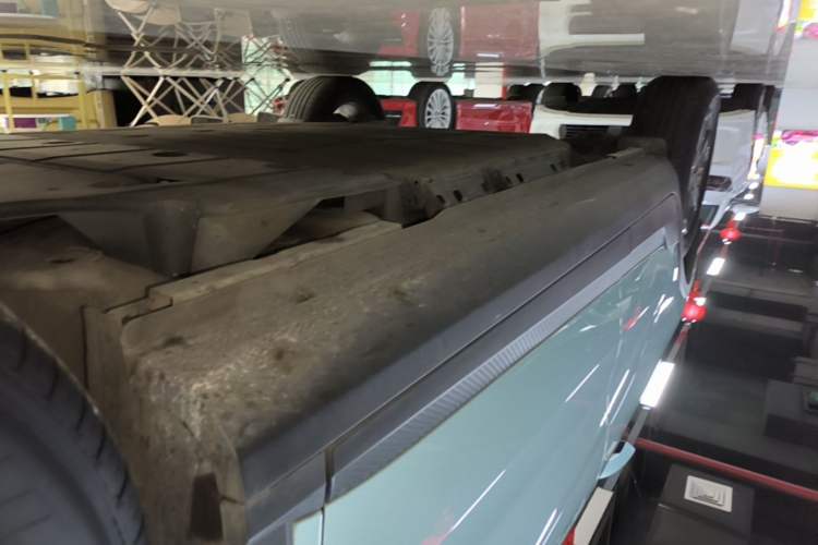 Used Geometry E Firefly 2024 401 km Fluorescent Right Side Sill