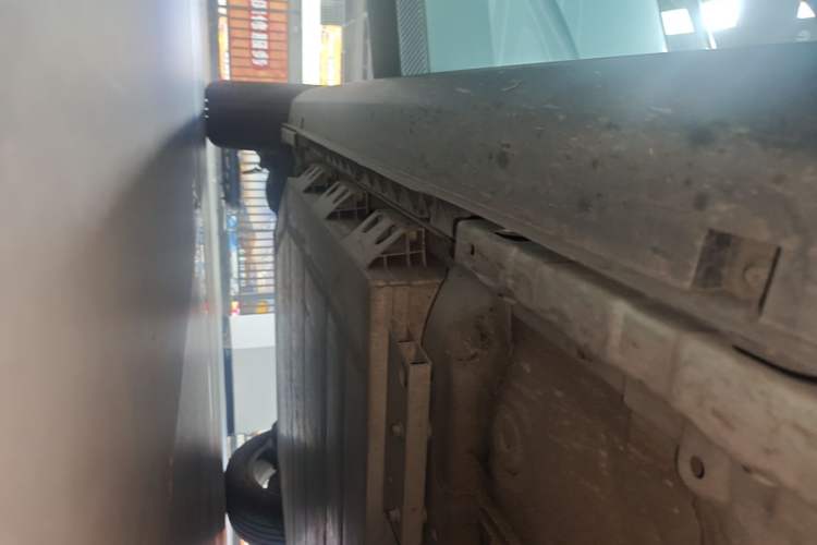 Used Geometry E Firefly 2024 301km Starlight Right Side Sill