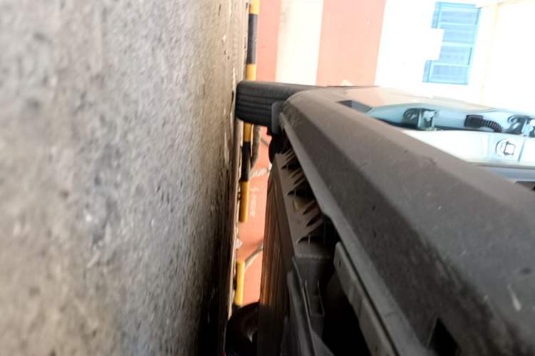 Used Geometry E Firefly 2024 401 km Fluorescent Right Side Sill