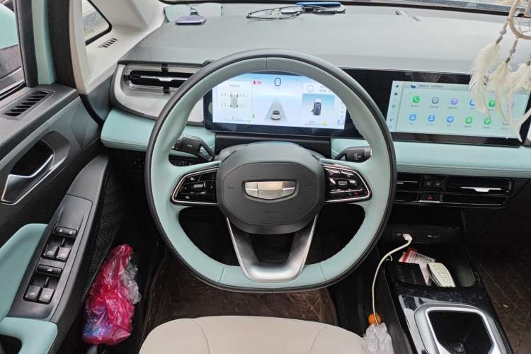 Used Geometry E Firefly 2024 401 km Fluorescent Steering Wheel