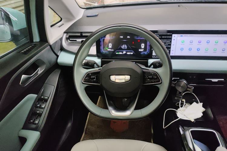 Used Geometry E Firefly 2024 401 km Fluorescent Steering Wheel