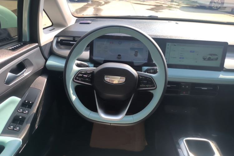 Used Geometry E Firefly 2024 401 km Fluorescent Steering Wheel