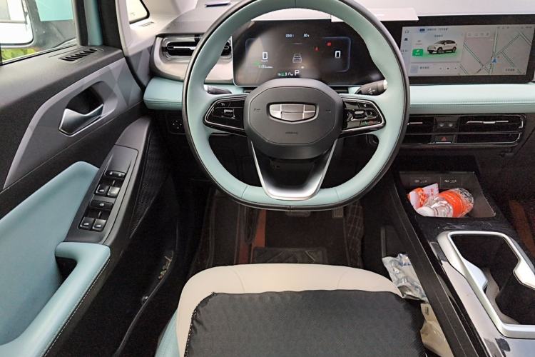 Used Geometry E Firefly 2024 401 km Fluorescent Steering Wheel