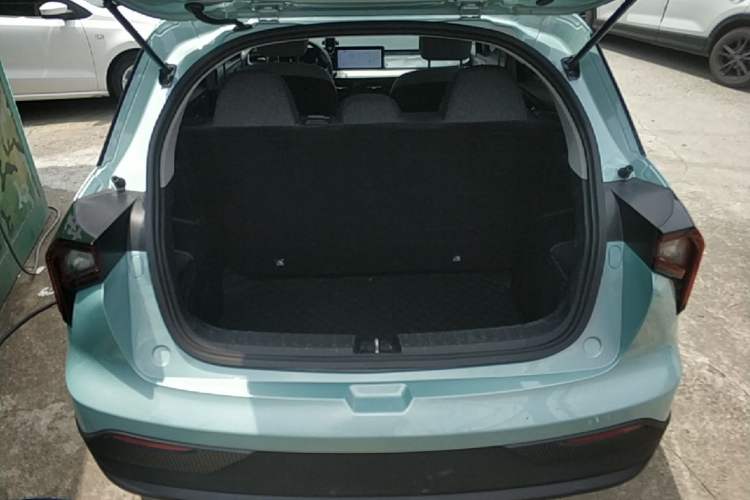 Used Geometry E Firefly 2024 301km Flowing Light Trunk