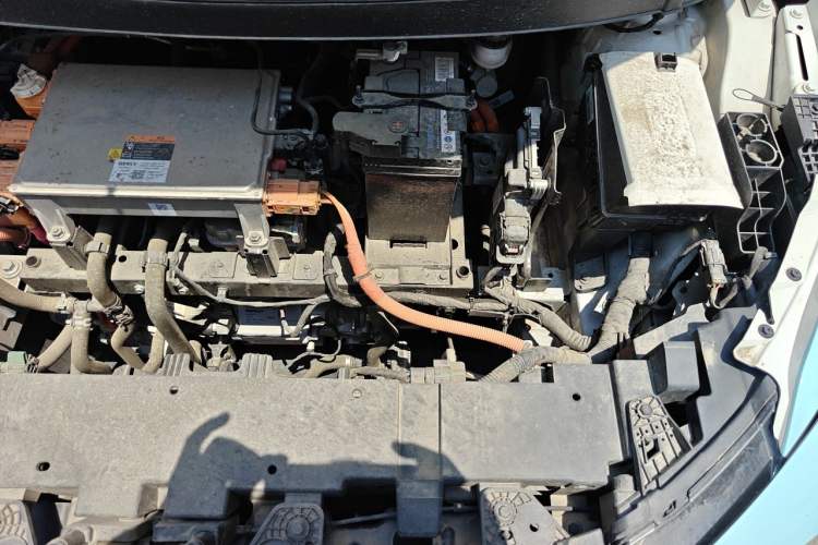 Used Geometry E Firefly 2024 301km Starlight Engine Bay Left