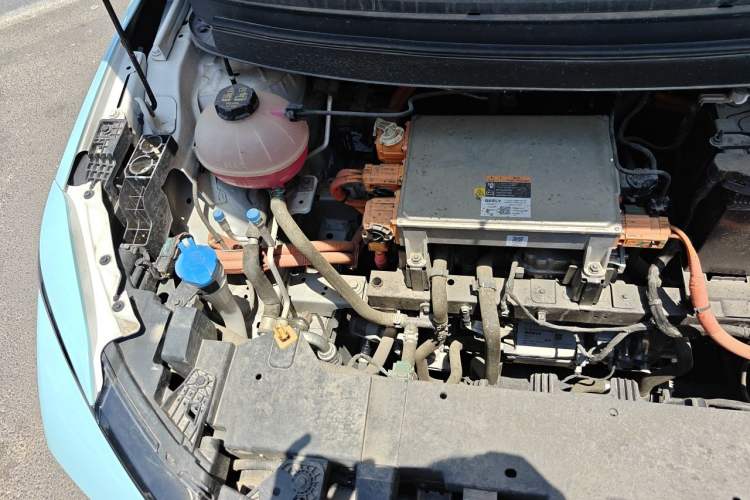 Used Geometry E Firefly 2024 301km Starlight Engine Bay Right