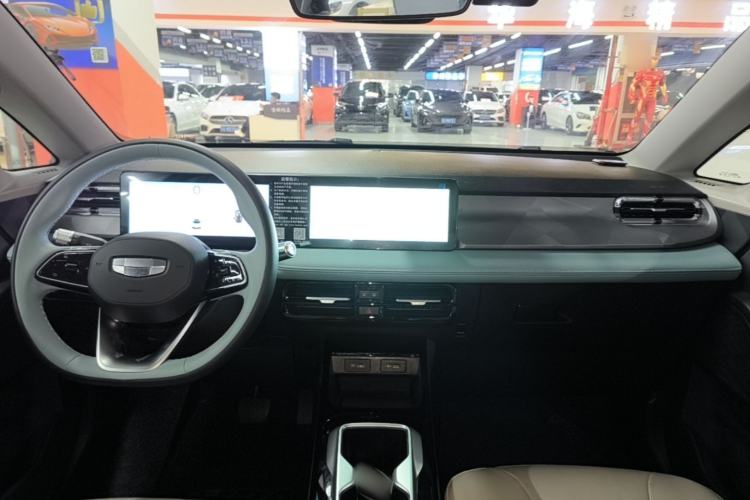 Used Geometry E Firefly 2024 401 km Fluorescent Center Console