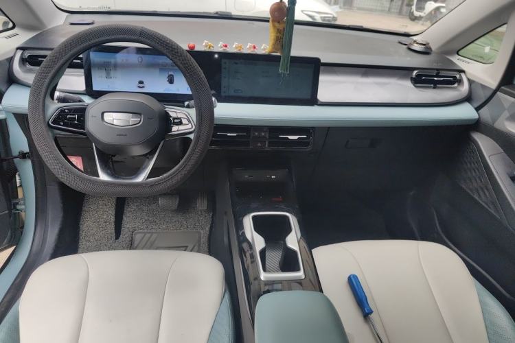 Used Geometry E Firefly 2024 401 km Fluorescent Center Console