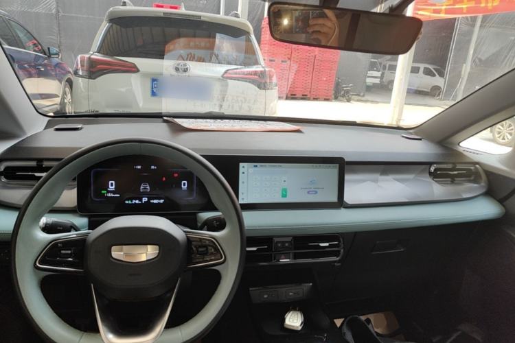 Used Geometry E Firefly 2024 401 km Fluorescent Center Console