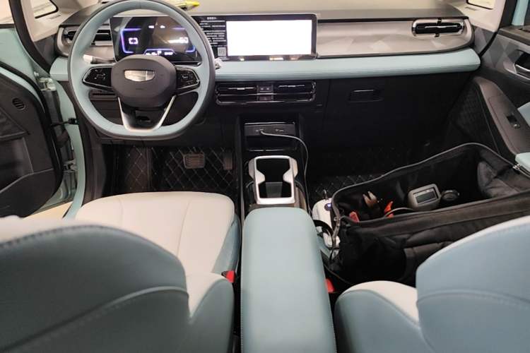 Used Geometry E Firefly 2024 401km Starlight Center Console