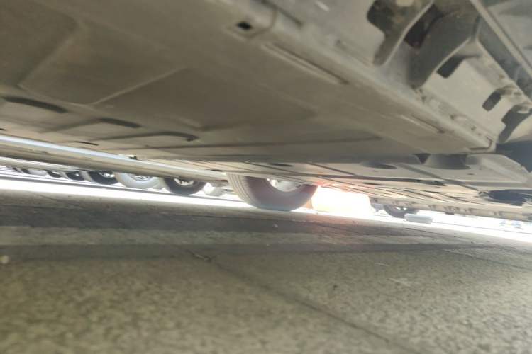 Used Geometry E Firefly 2024 401 km Fluorescent Chassis Front Right