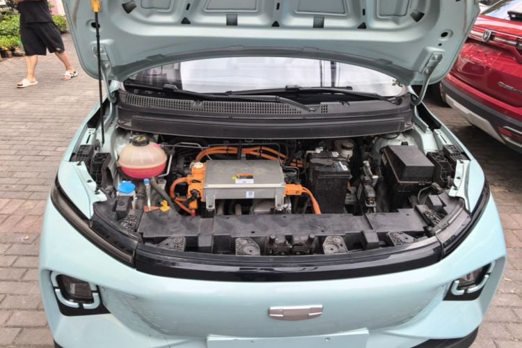 Used Geometry E Firefly 2024 301km Starlight Engine Bay