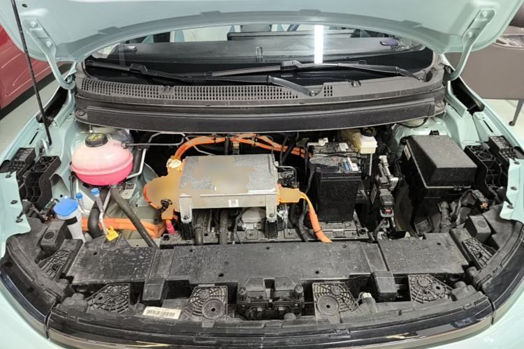 Used Geometry E Firefly 2024 401 km Fluorescent Engine Bay