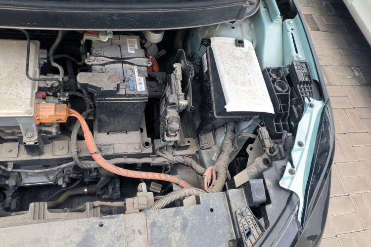 Used Geometry E Firefly 2024 401km Starlight Engine Bay Left