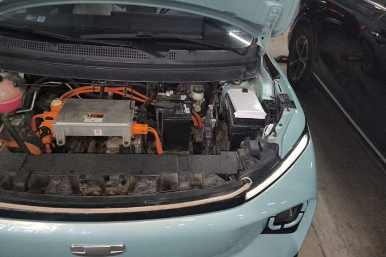 Used Geometry E Firefly 2024 301km Flowing Light Engine Bay Left