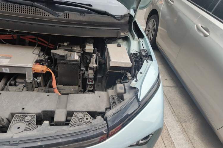 Used Geometry E Firefly 2024 401 km Fluorescent Engine Bay Left