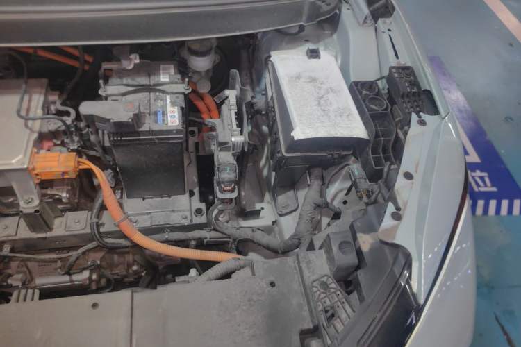 Used Geometry E Firefly 2024 301km Starlight Engine Bay Left